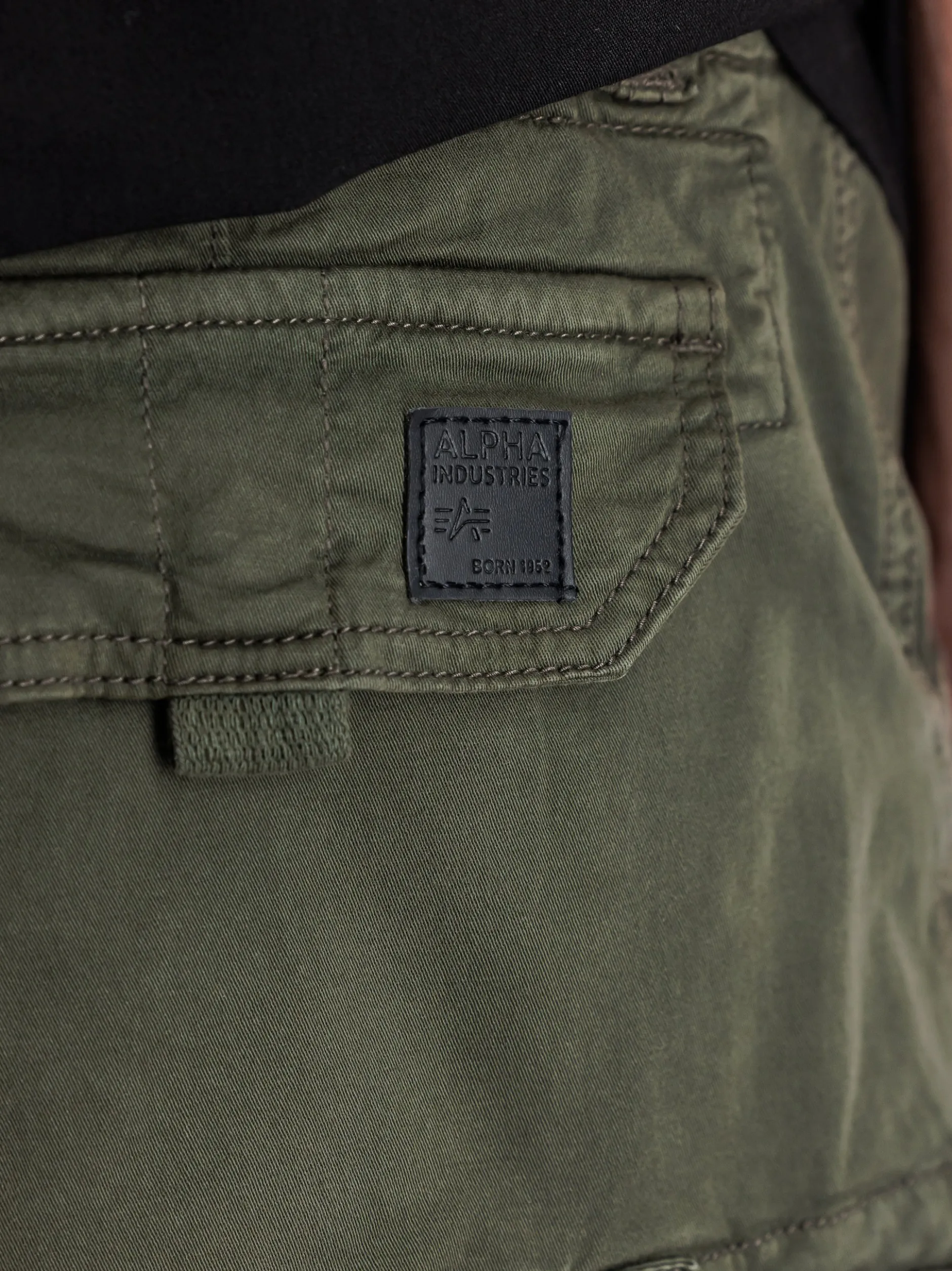Alpha Industries Herren Shorts in oliv