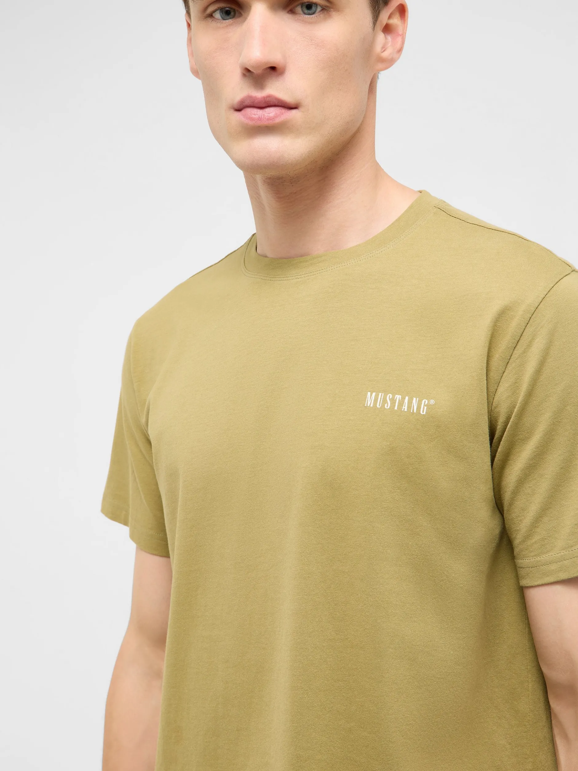 Mustang Herren T-Shirt in grün - Ausschnitt: Rundhals