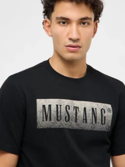 Mustang Herren T-Shirt in schwarz - Ausschnitt: Rundhals