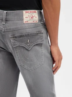 True Religion Herren Jeans - Ricky Relaxed Straight in grau